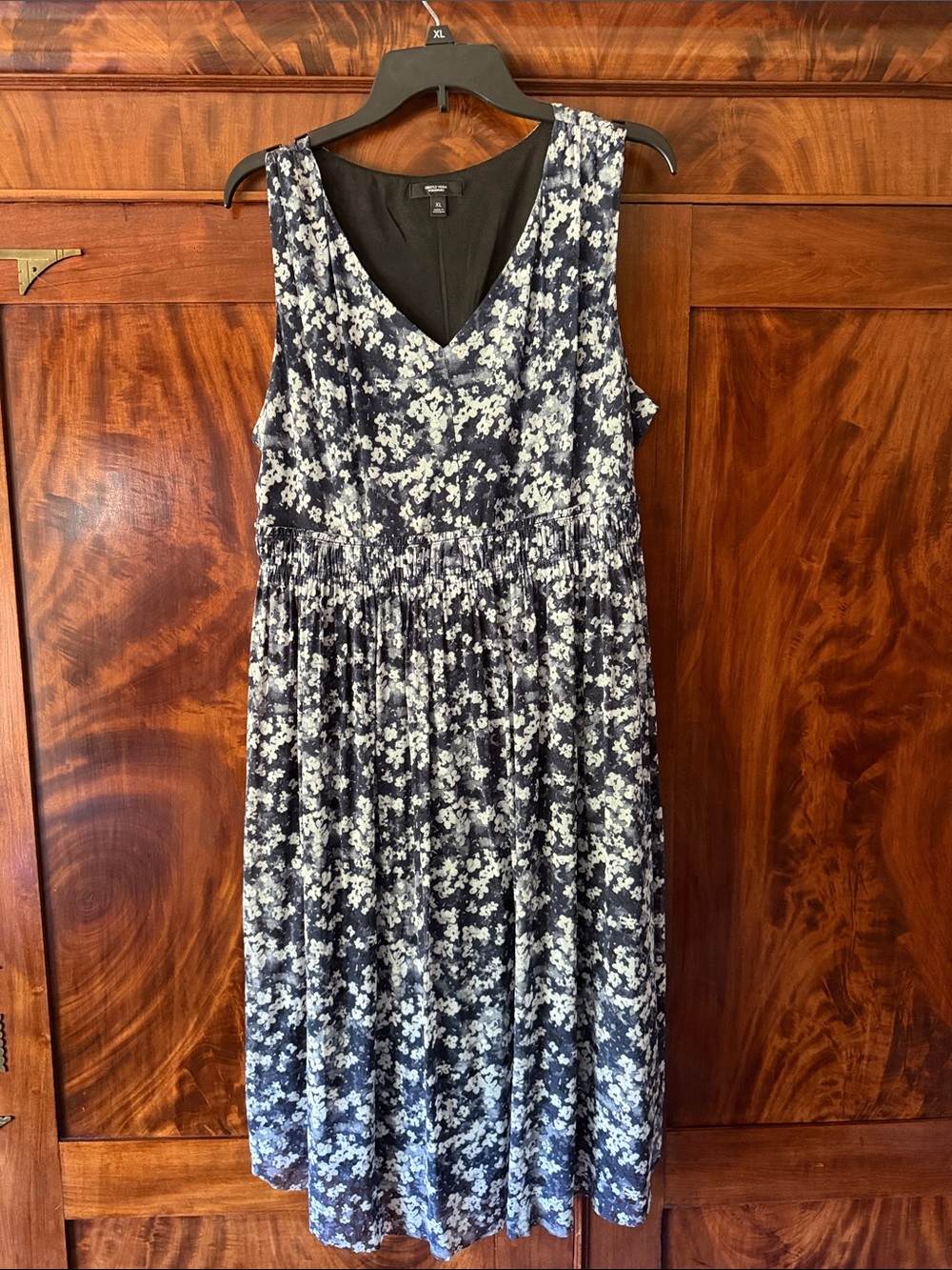 Simply Vera Vera Wang Navy and White Floral V‑Neck Midi Dress